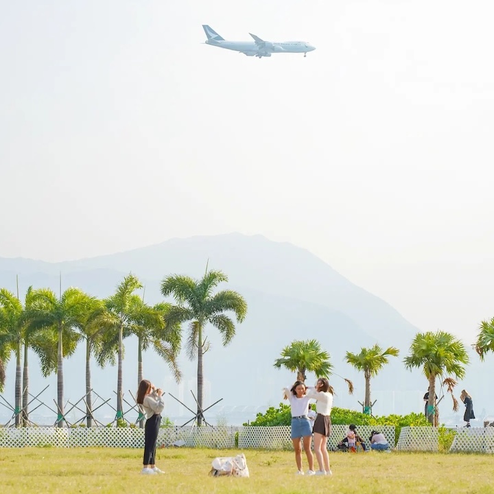 plane flying over Hong Kong: 11.11, singles day sales, promotions, deals, Hong Kong, Cathay Pacific