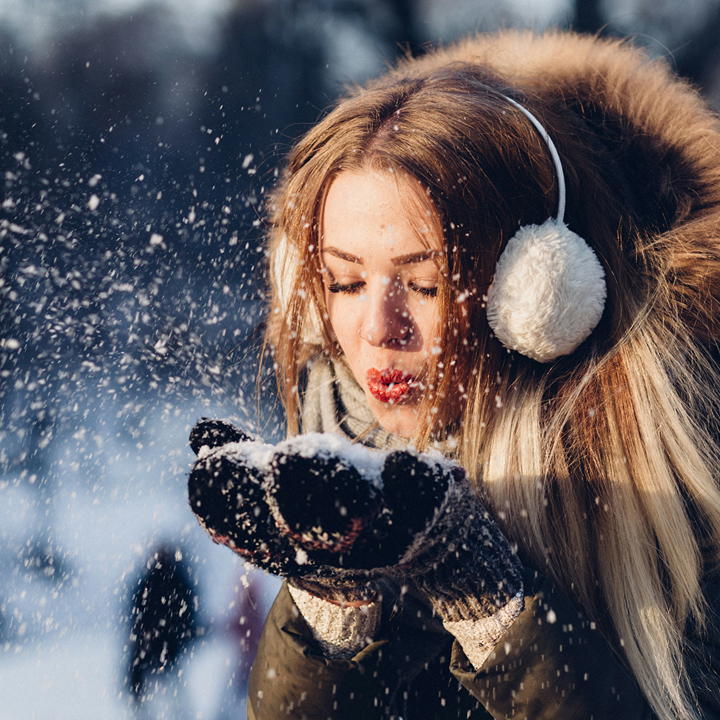 2025 Public Holiday Dates Hong Kong: How To Use Your Annual Leave during Christmas and New Years, Travel Hong Kong 2025 woman in snow